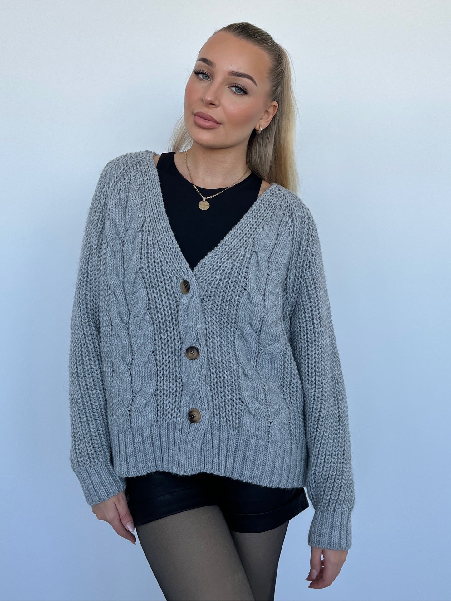 Strickjacke mit Knöpfen und Flechtoptik, Grau