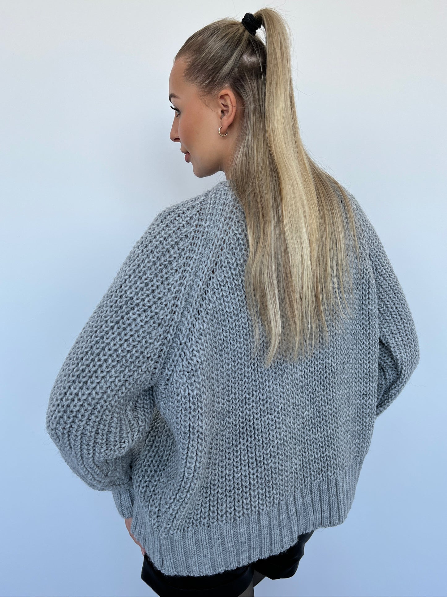 Strickjacke mit Knöpfen und Flechtoptik, Grau