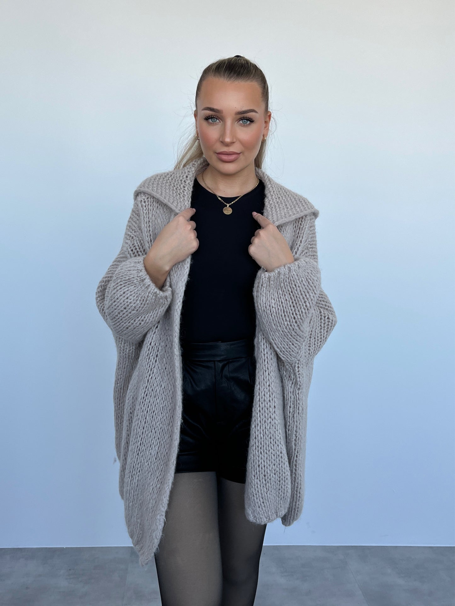 Strickjacke mit Kapuze, beige