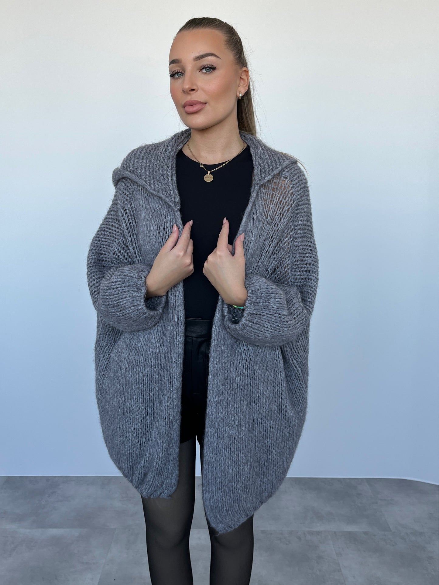 Strickjacke mit Kapuze, grau