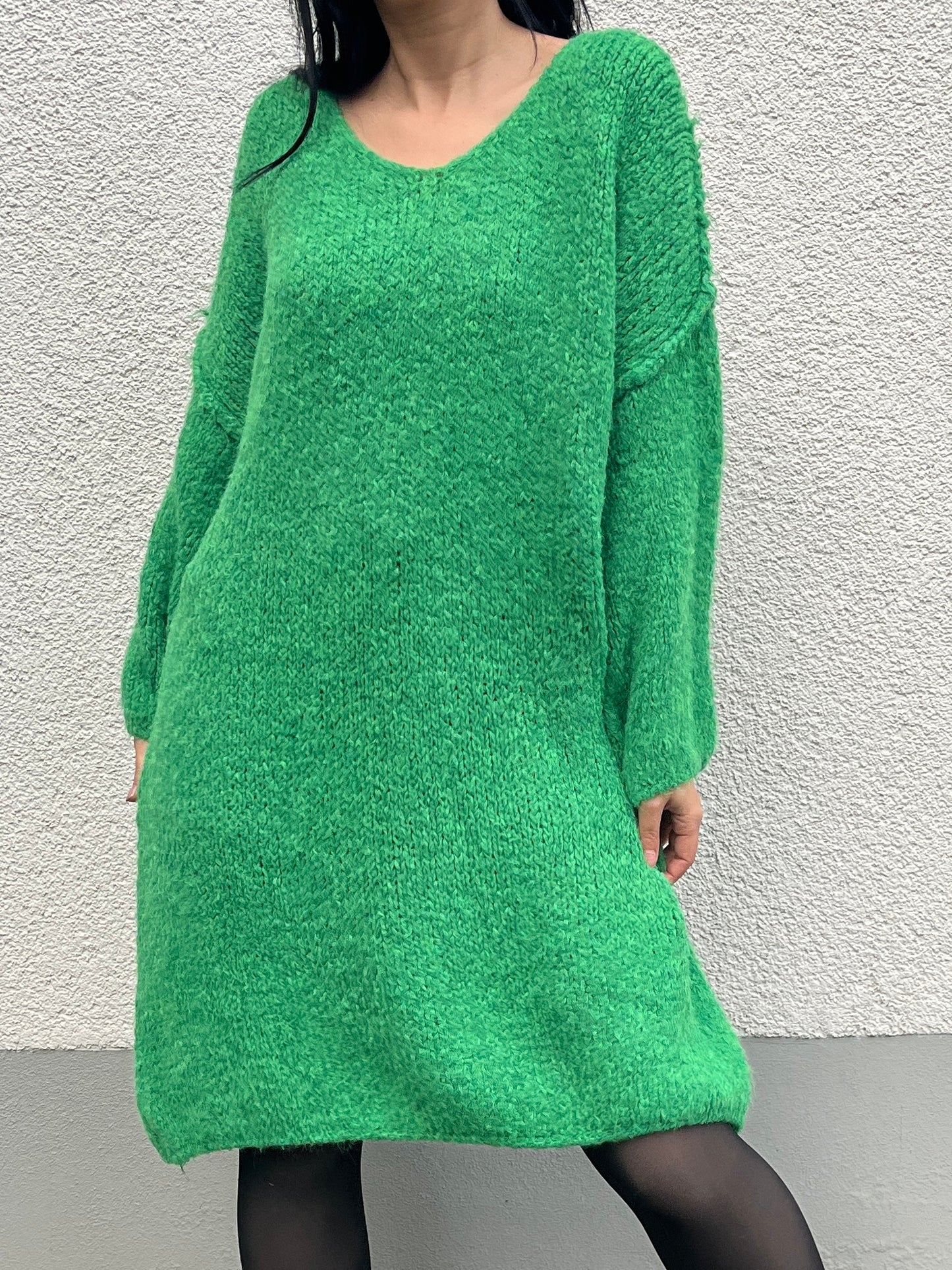 Kuscheliges Strickkleid mit V-Ausschnitt, grün